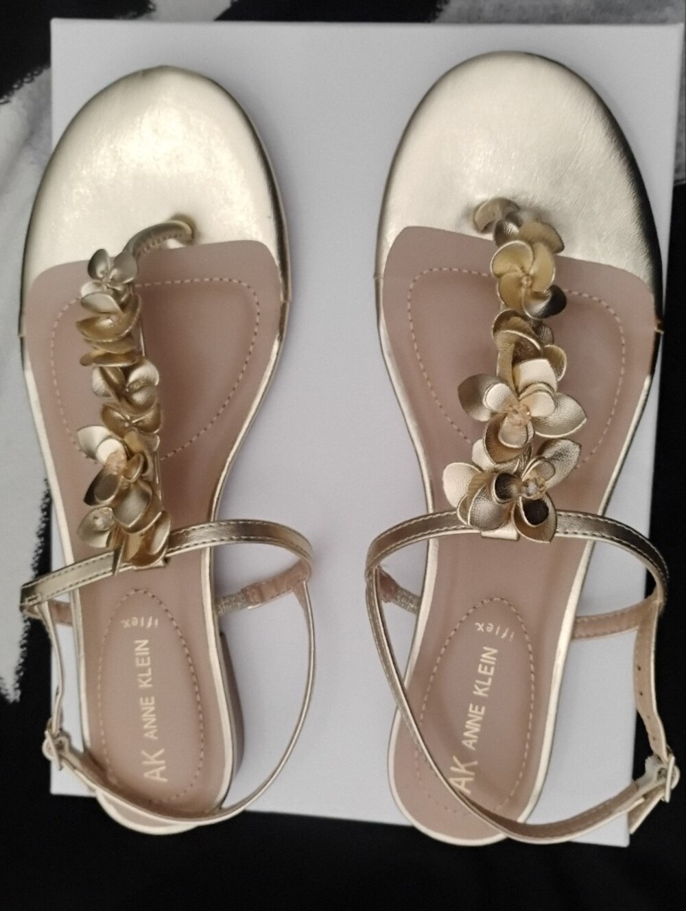 Anne Klein Flavia Iflex Metallic Gold Floral Embellished Thong Sandals Sz 10 NEW - Picture 2 of 16